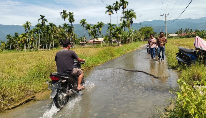 Kondisi jalan rusak penuh dengan kubangan air di desa Kutambaru Kecamatan Lawe Bulan Aceh Tenggara