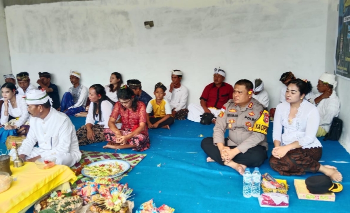 Kapolres Sintang rayakan Hari Raya Galungan bersama umat Hindu di Pura Giri Penataran Agung